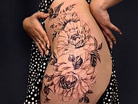 Татуировка пионы на бедре