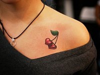 Маленькая тату на груди сердца