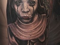 Тату монашка на плече