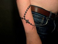 Тату четки с крестом на руке