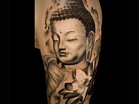 Тату будда на плече