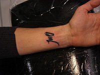 Тату надпись на запястье