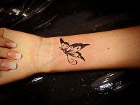 Тату бабочка на запястье