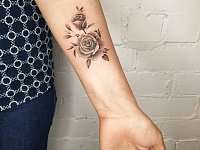 Тату черно-белые розы на предплечье