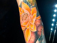 Татуировка лотос на руке