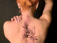 Тату пион на спине