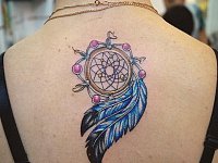 тату ловец снов на спине цветной