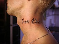 Тату надпись Cum Deo на шее