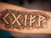 Татуировка руны выбитые в камне
