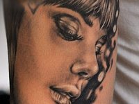 тату портрет девушки на руке в стиле реализм