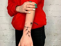 Тату веточка вокруг руки