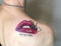 Тату губы и паук с надписью