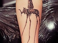 тату слон Дали