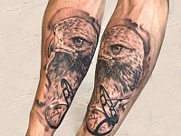 Тату орел и компас