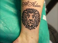 тату лев и надпись
