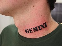 тату надпись gemeni на шее