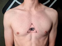 Тату всевидящее око на груди