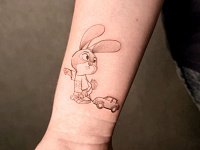 Тату зайка на запястье