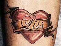 Тату олд скул сердце с лентой