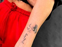 Тату глаз и арабская надпись