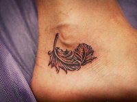 тату перышко на ноге