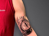 Тату компас и надпись King