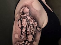 Тату астронавт на плече