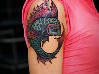 Татуировка рыба на плече