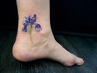 тату ирис на ноге