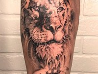 Тату лев с часами на ноге