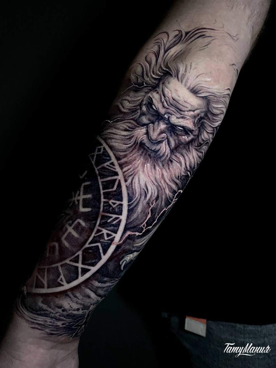 Тату лицо славянского бога и магия рун
