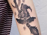 Тату шляпа с метлой