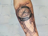 Тату компас с картой на руке
