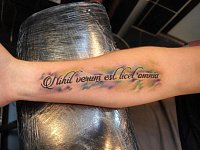 Тату акварельная надпись с белым