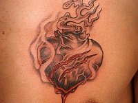 Тату на груди сердце
