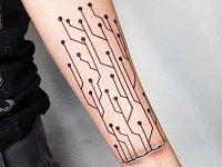 Тату микросхема на предплечье