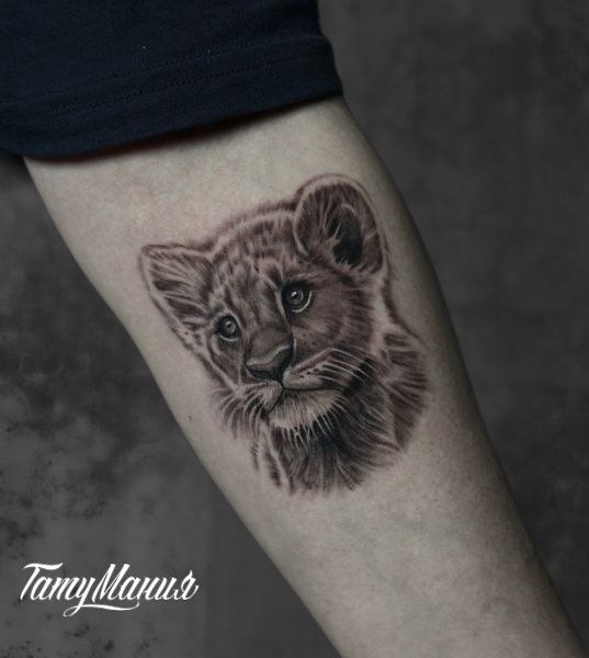 Тату львенок на руке