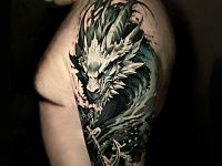 Татуировка дракона на плече