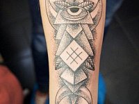 тату в стиле дотворк глаз и треугольники