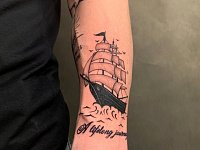 Тату корабль и надпись A lifelong journey