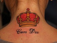 татуировка корона с надписью