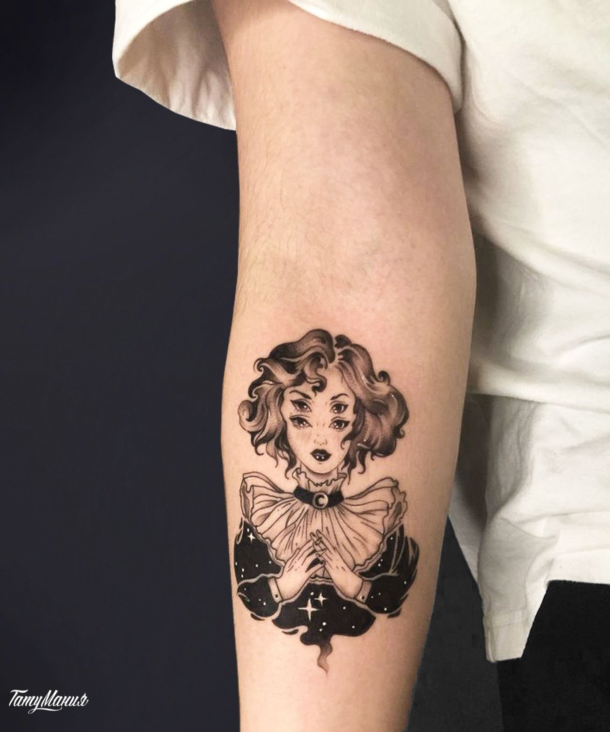 Тату четырехглазая девушка