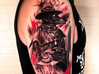 Тату чумной доктор на плече