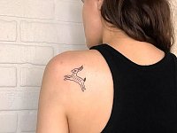 Тату козлик на лопатке
