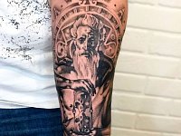 Тату старец с песочными часами