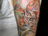 тату абстракция на плече