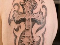 тату крест рельефный на плече