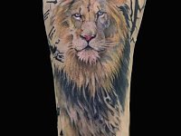Тату лев с часами