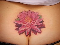 Тату лотос на пояснице