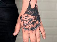 Тату доберман на кулаке